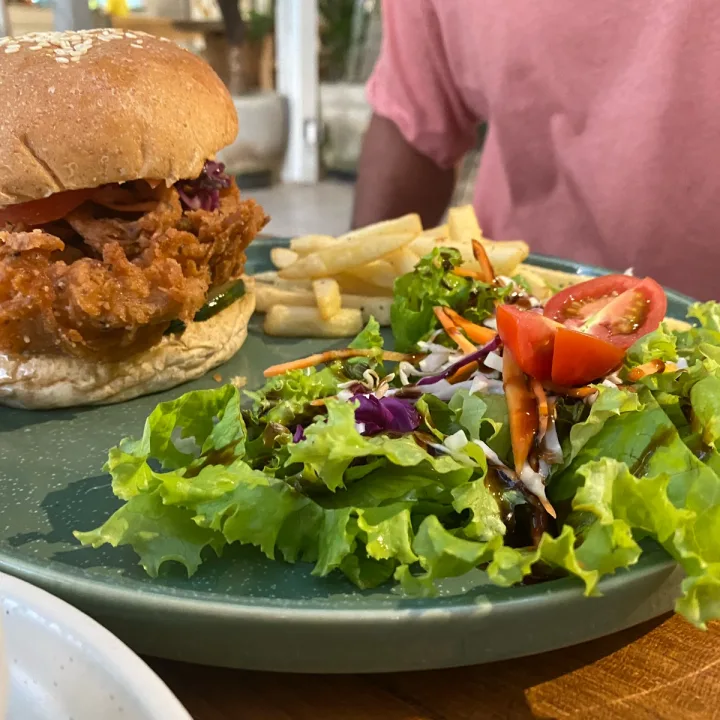 review photo of Burgreens Canggu Crispy „Chicken“ Burger shared by @isigooing on 18 Apr 2023 - review