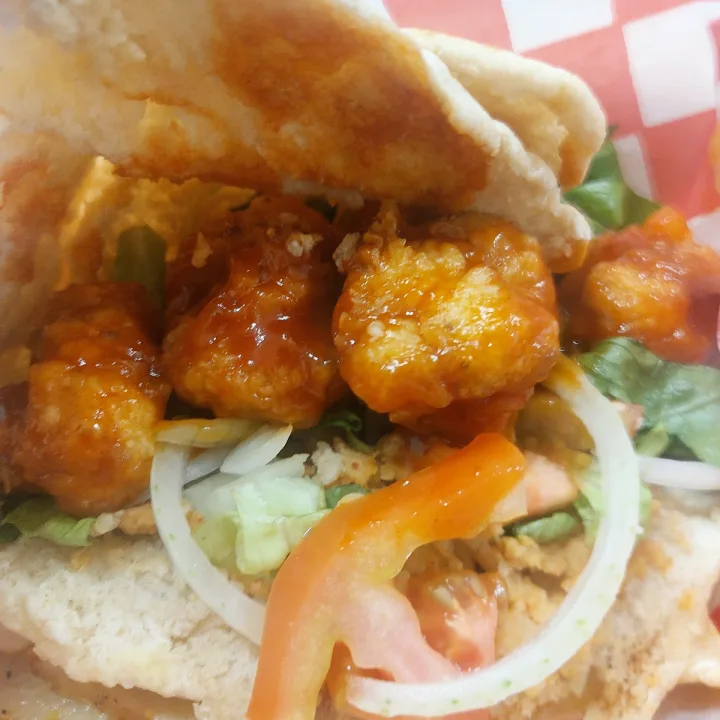 review photo of Goji Vegan Café (Take Away) Pita de Boneless shared by @monicaqg on 20 Apr 2023 - review