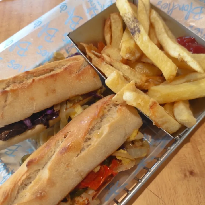review photo of Blondies Bakery Cafe Sandwich Vegano shared by @agustinaaborsato on 02 May 2023 - review