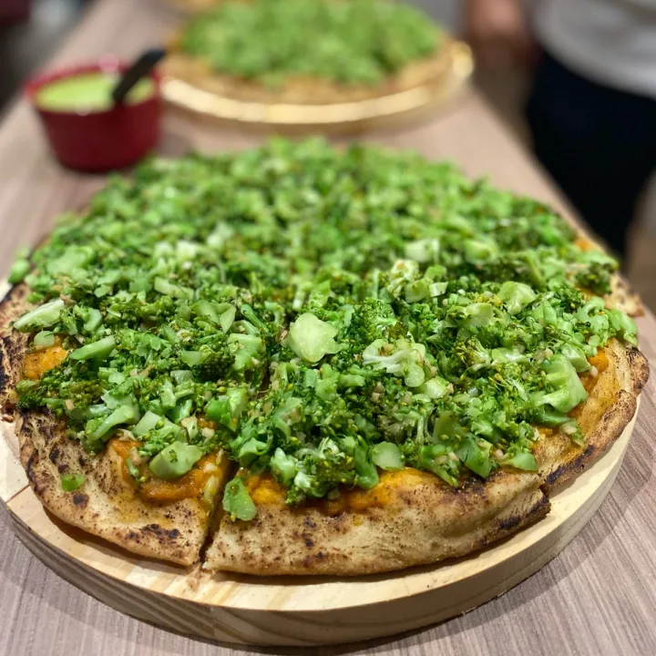 photo of Miga Vegana Pizza de brocolis com alho shared by @tatianaconsoli on  14 May 2023 - review