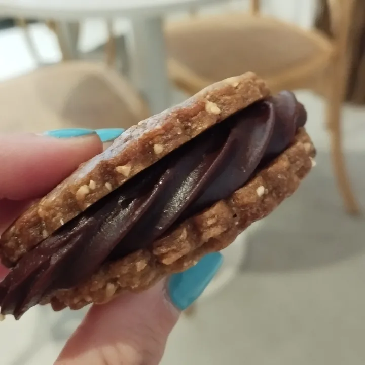 photo of CASA NUEZA Alfajor De Avellanas, Limón Y Chocolate shared by @veritohosen on  31 May 2023 - review