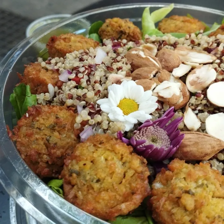 photo of JU Vegano Ensalada  De Falafels shared by @veritohosen on  31 May 2023 - review