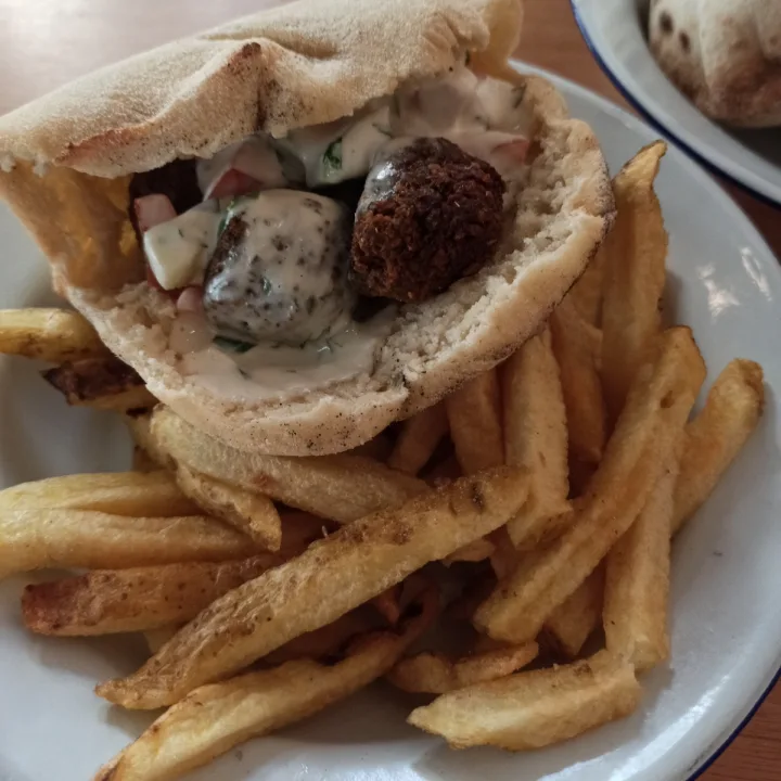 review photo of Benaim Sandwich De Falafel Griego shared by @agustinaaborsato on 15 Jul 2023 - review