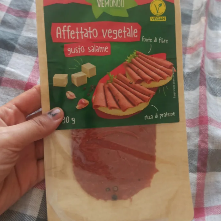 photo of Vemondo  Affettato vegetale gusto salame shared by @fedegoesgreen on  15 Sep 2023 - review