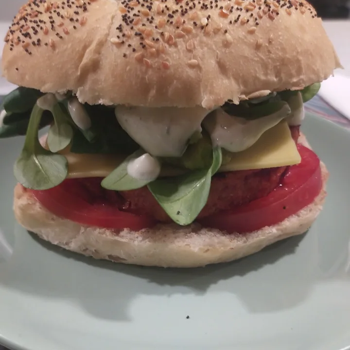 review photo of Restaurante Verde Mostaza Hamburguesa De Remolacha Con Quinoa Y Mijo shared by @sancom on 31 Mar 2024 - review