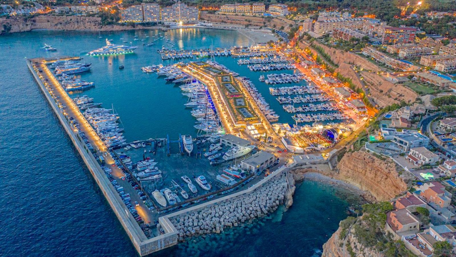 5 minute walk to Port Adriano 5 minute walk to Port Adriano