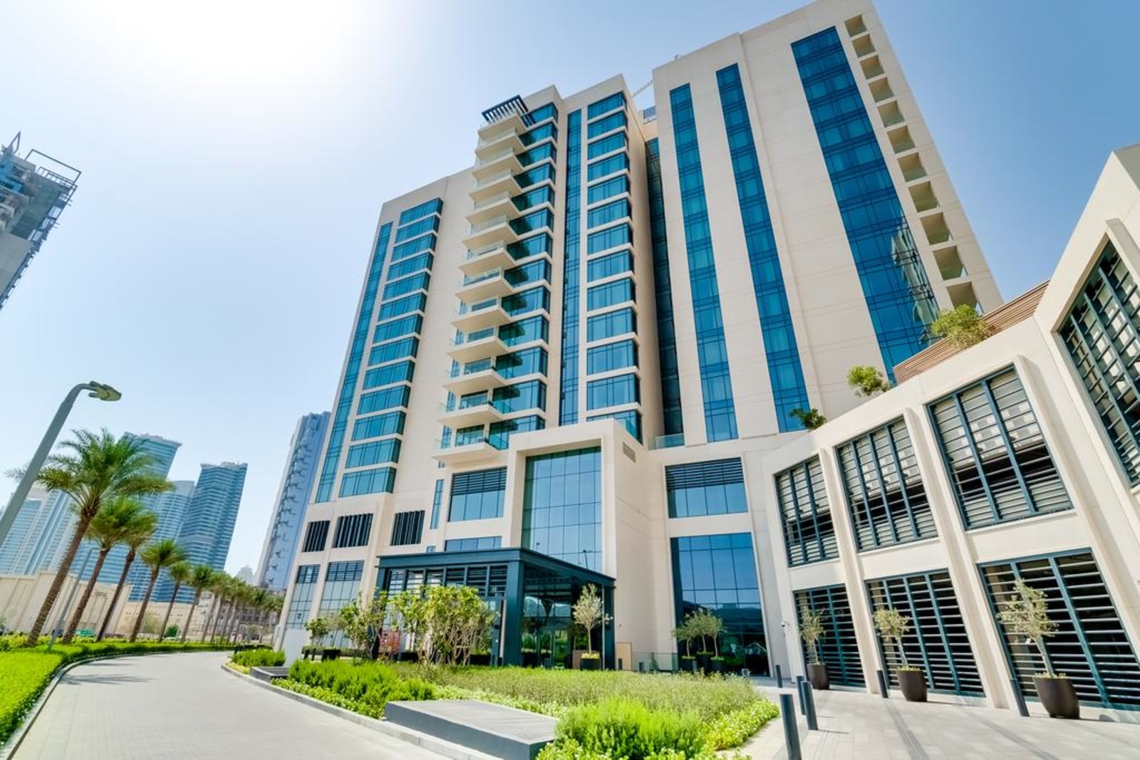 Dubai hills. Эмирейтс Хиллс Дубай. Vida Hotel Emirates Hills. Vida Residences Dubai Marina. Vida Hotel Emirates Hills Dubai.