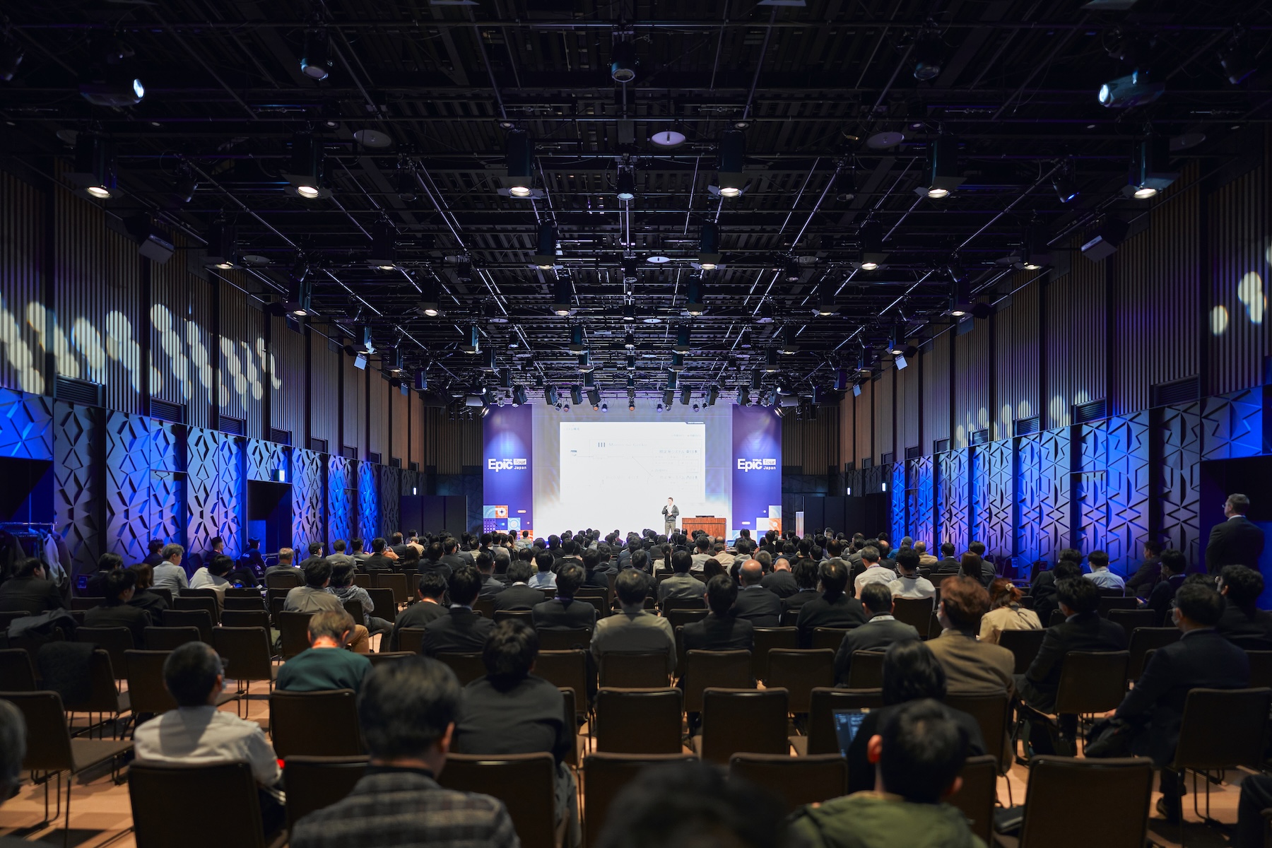 お客様の講演 4社の最新事例発表も実施