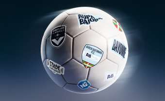 Le Stade Jean-Dauger accueille l'Aviron Bayonnais Football Club pour un match de football 