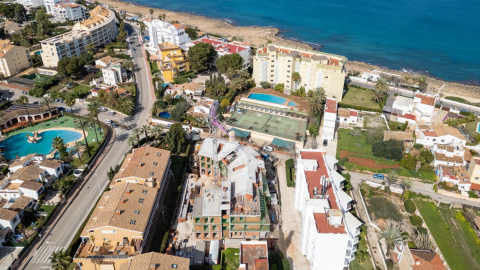 Toppleilighet med takterrasse – 200 meter fra stranden