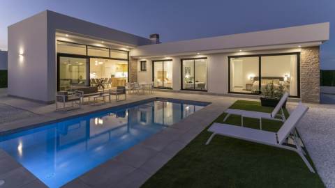 Ny villa med privat basseng