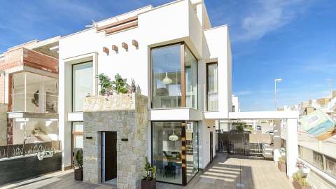 Nybygd villa med takterrasse og privat basseng