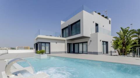 Fantastisk villa med takterrasse – Gangavstand til strand og privat basseng
