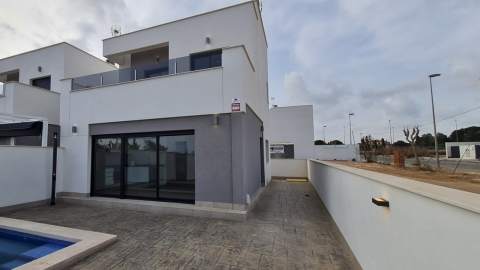 Ny nøkkelferdig villa med takterrasse – Privat basseng og 3 soverom