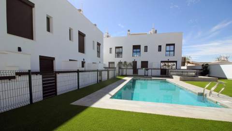 Nybygd villa med takterrasse – Privat basseng og 4 soverom