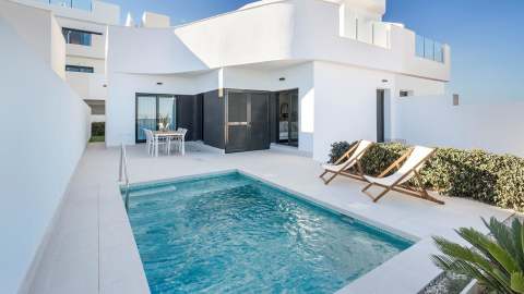 Nøkkelferdig villa med takterrasse – Privat basseng og 3 soverom