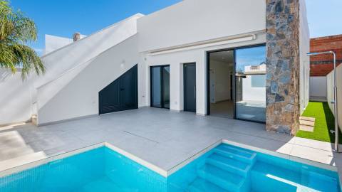 Nybygd villa med takterrasse og privat basseng