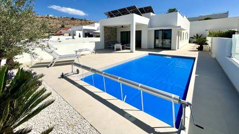 Nybygd villa med takterrasse og privat basseng