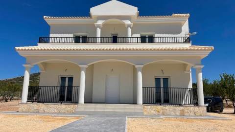 Nybygd villa med privat basseng