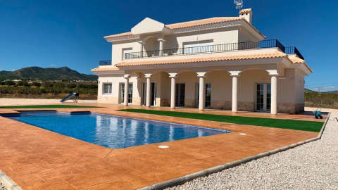 Nybygd villa med privat basseng