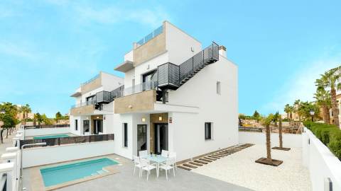 Ny villa med takterrasse og privat basseng