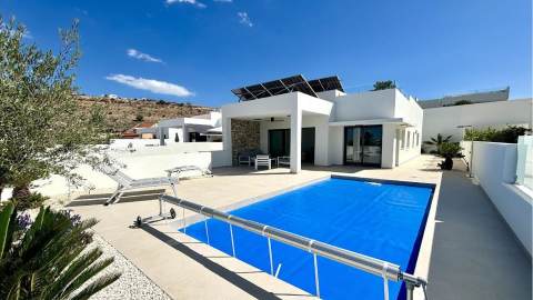 Ny villa med privat basseng – Takterrasse og 3 soverom