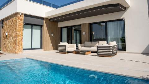 Ny villa med takterrasse og privat basseng