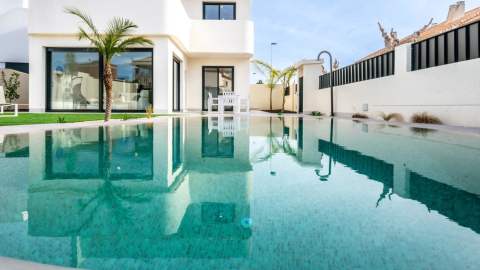 Nybygd villa med privat basseng