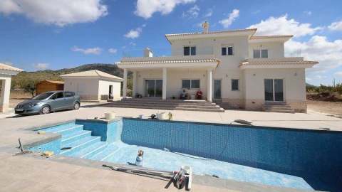 Nybygd villa med privat basseng – 4 soverom og 10 000 m² tomt