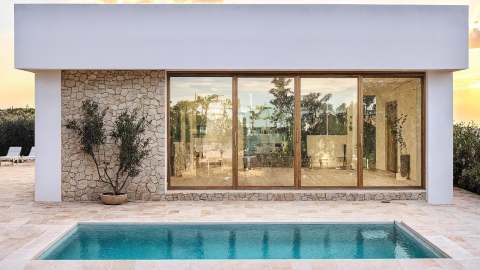 Nybygd villa med takterrasse og privat basseng
