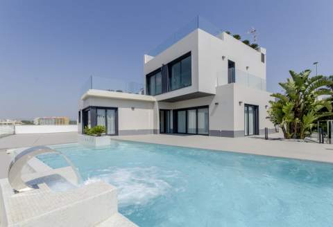 Fantastisk villa med takterrasse – Gangavstand til strand og privat basseng