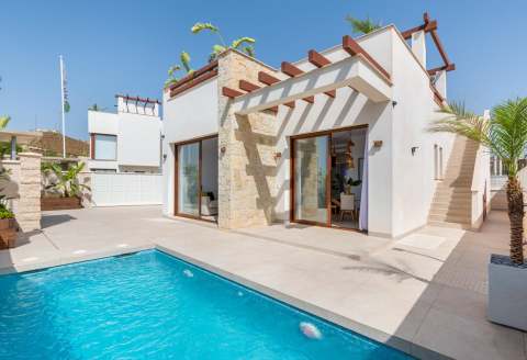 Nybygd villa med privat basseng og takterrasse – Gangavstand til strand