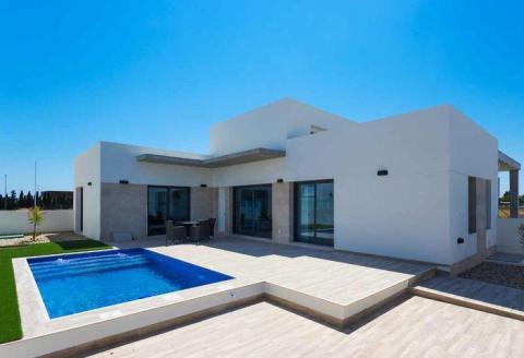 Ny villa med takterrasse og privat basseng