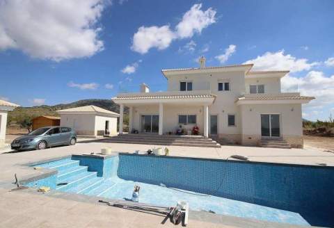 Nybygd villa med privat basseng – 4 soverom og 10 000 m² tomt