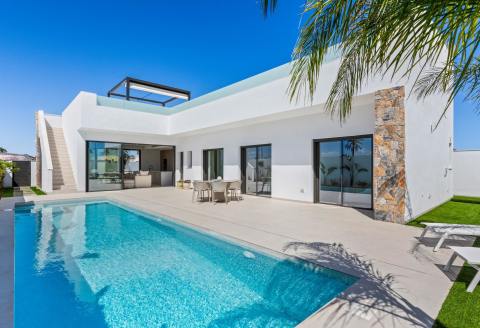 Nybygd villa med takterrasse og privat basseng