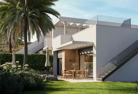 Ny villa med takterrasse og privat basseng
