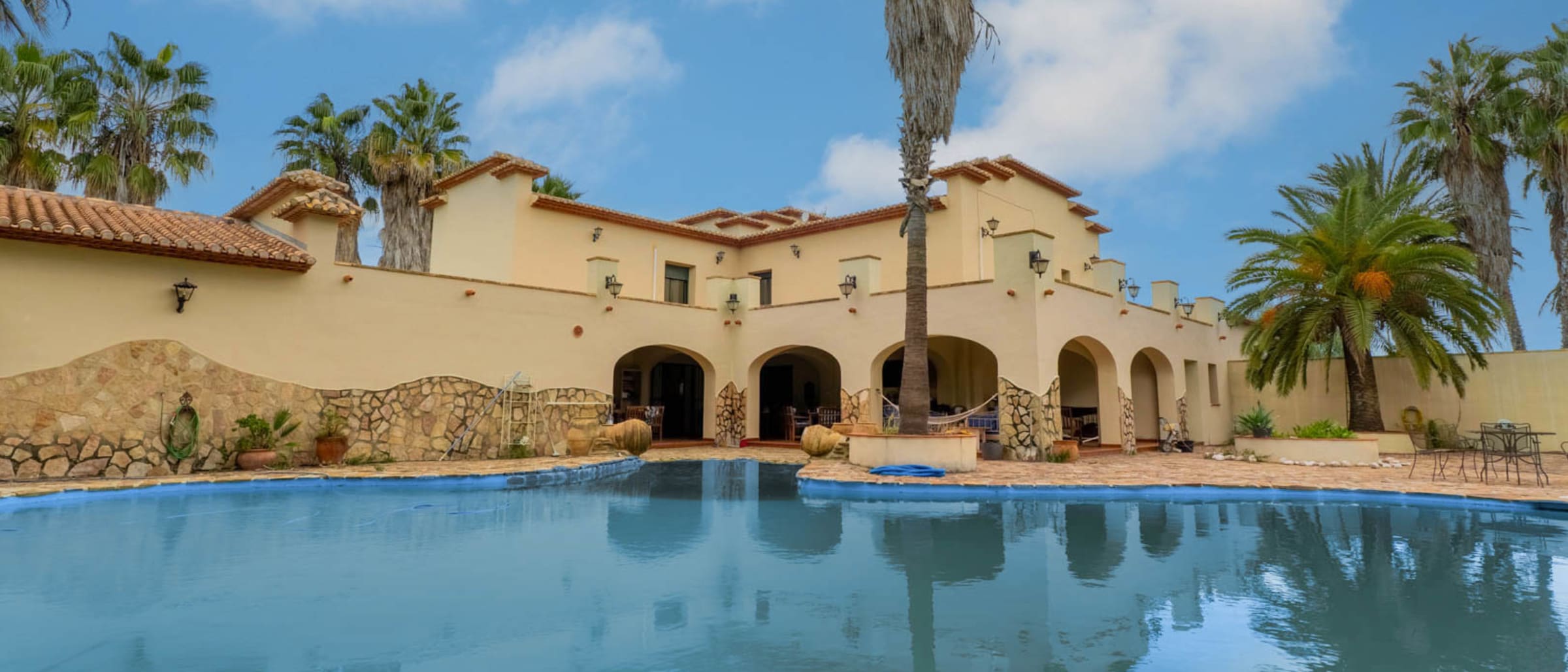 C4XY8310OND Mansion for sale in Ondara. - Image 1