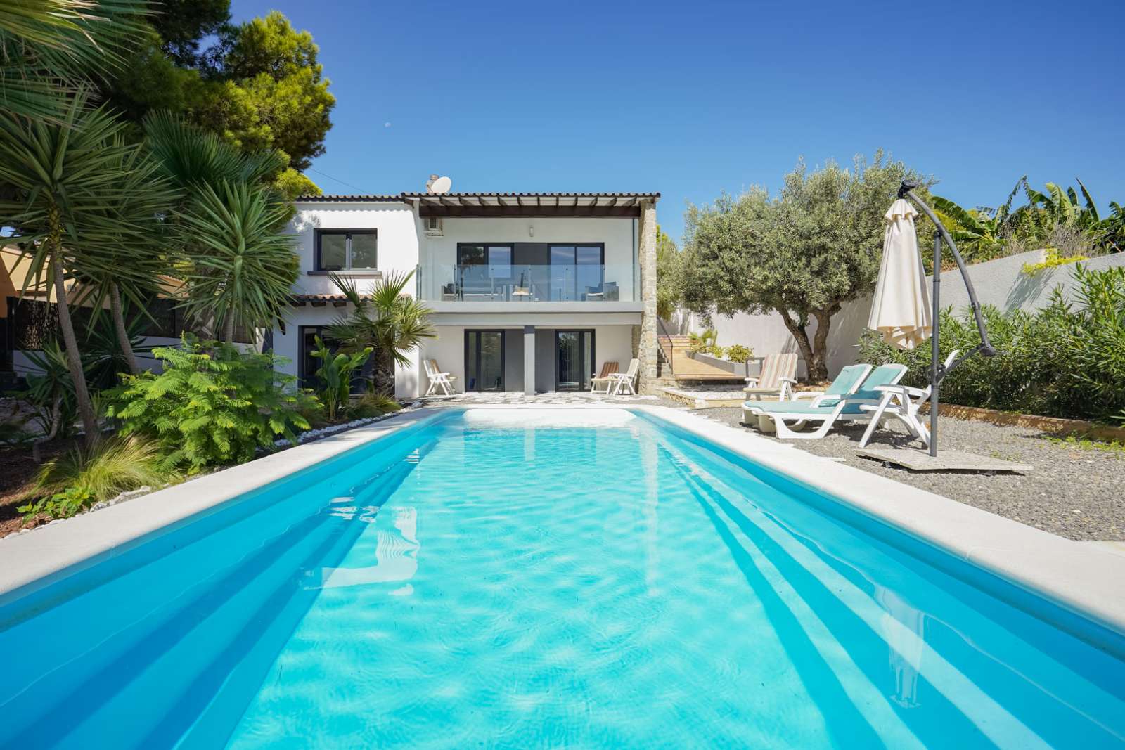C3XY4574CAL Renovated 5 bedroom villa for sale 500m from the beach and center of Calpe, bilde 1