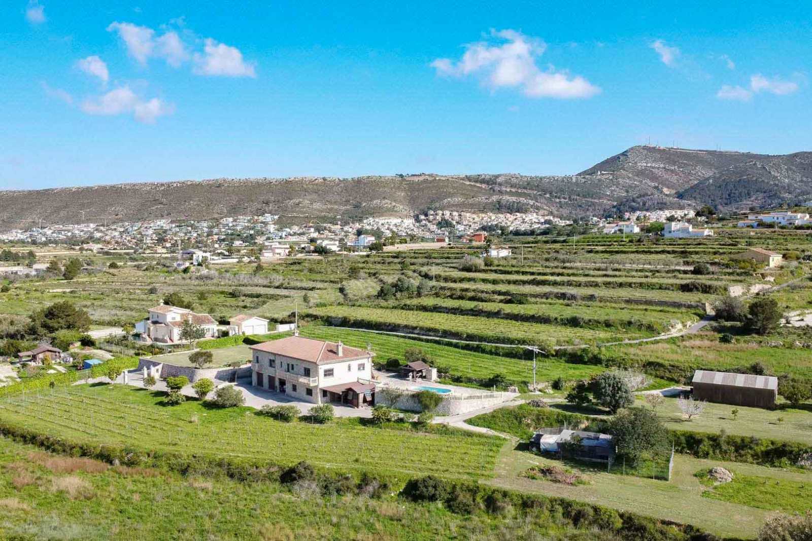 Kjempeflott villa med fjellutsikt – Privat basseng og 10 300 m² tomt, bilde 1