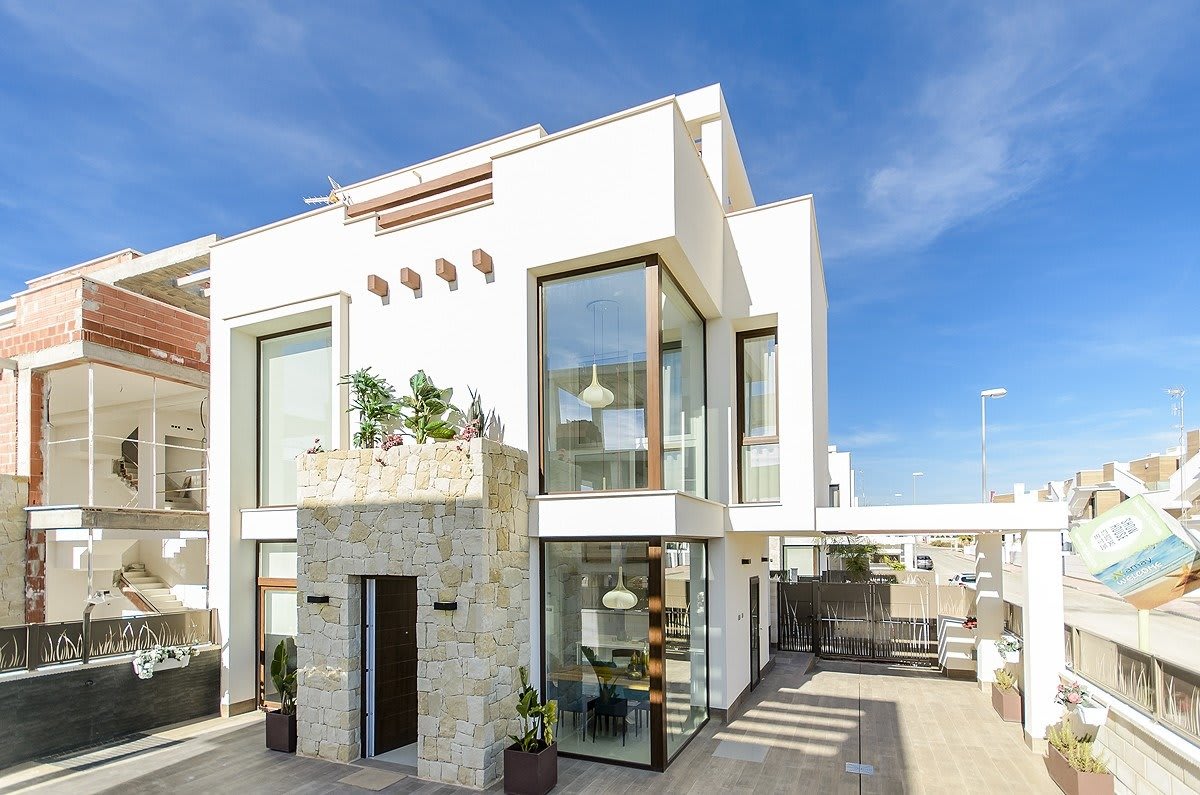 Nybygd villa med takterrasse og privat basseng, bilde 1