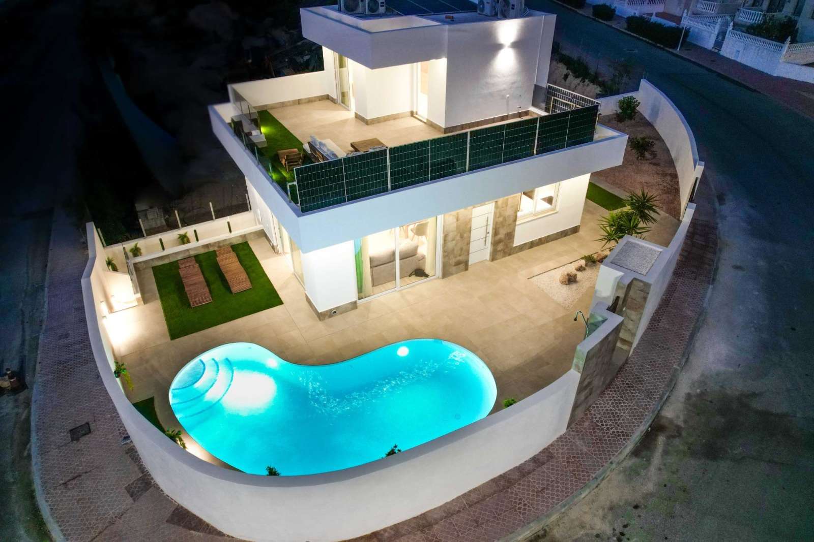 Nøkkelferdig villa med takterrasse og privat basseng – Nær golfbane, bilde 1