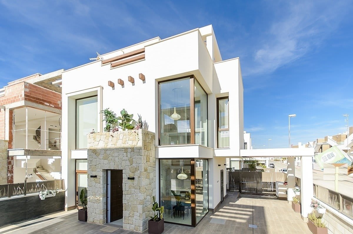 Nybygd villa med takterrasse – Gangavstand til strand og privat basseng, bilde 1