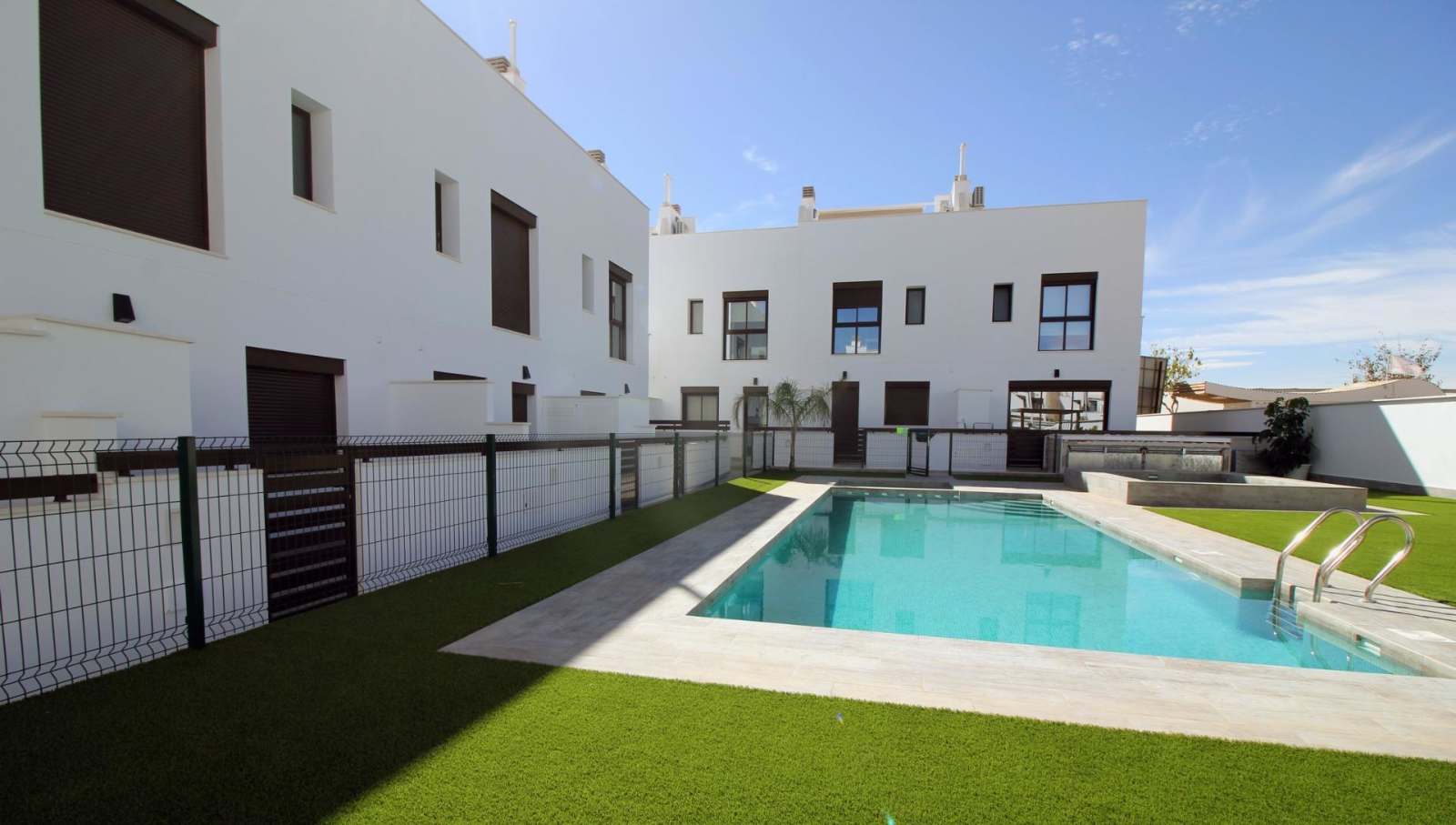 Nybygd villa med takterrasse – Privat basseng og 4 soverom, bilde 1