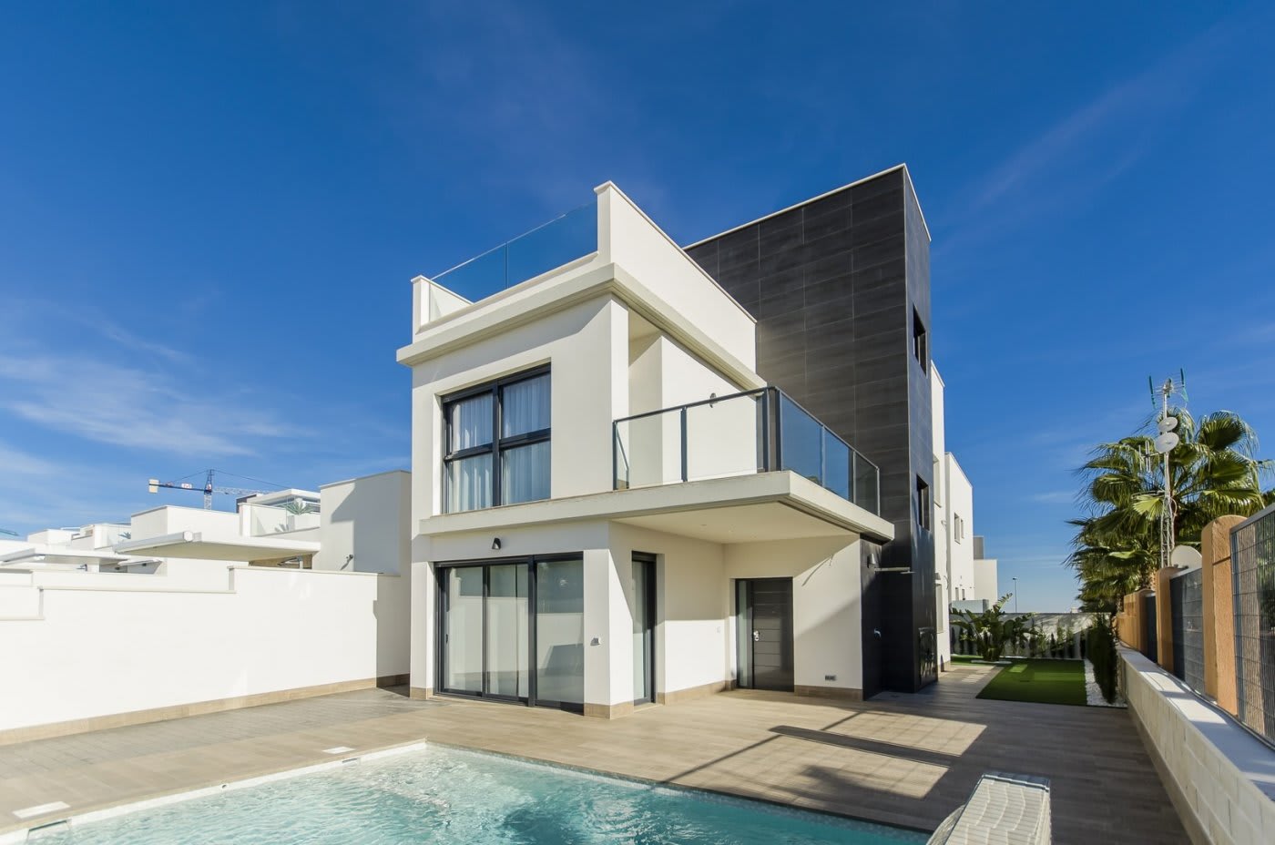 Ny villa med takterrasse og privat basseng, bilde 1