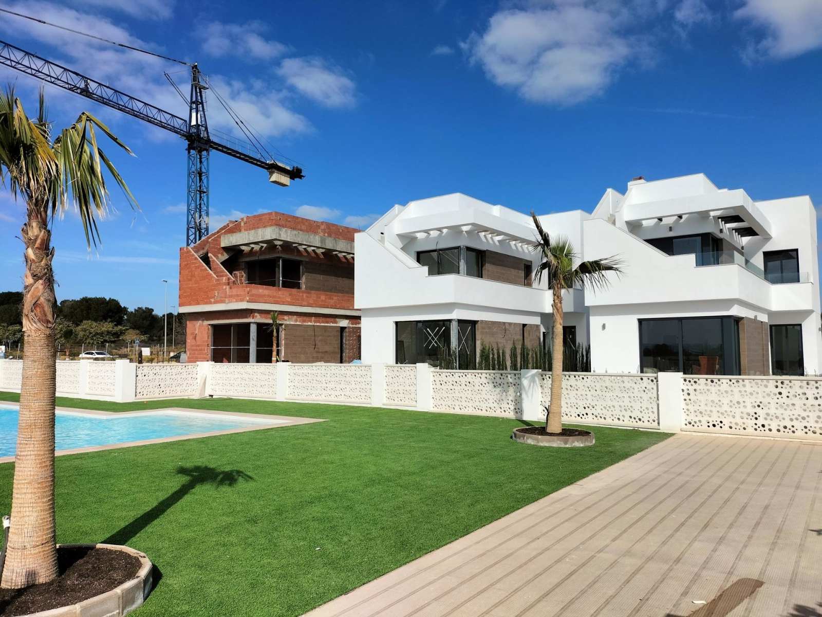 Ny villa med takterrasse og privat basseng, bilde 1