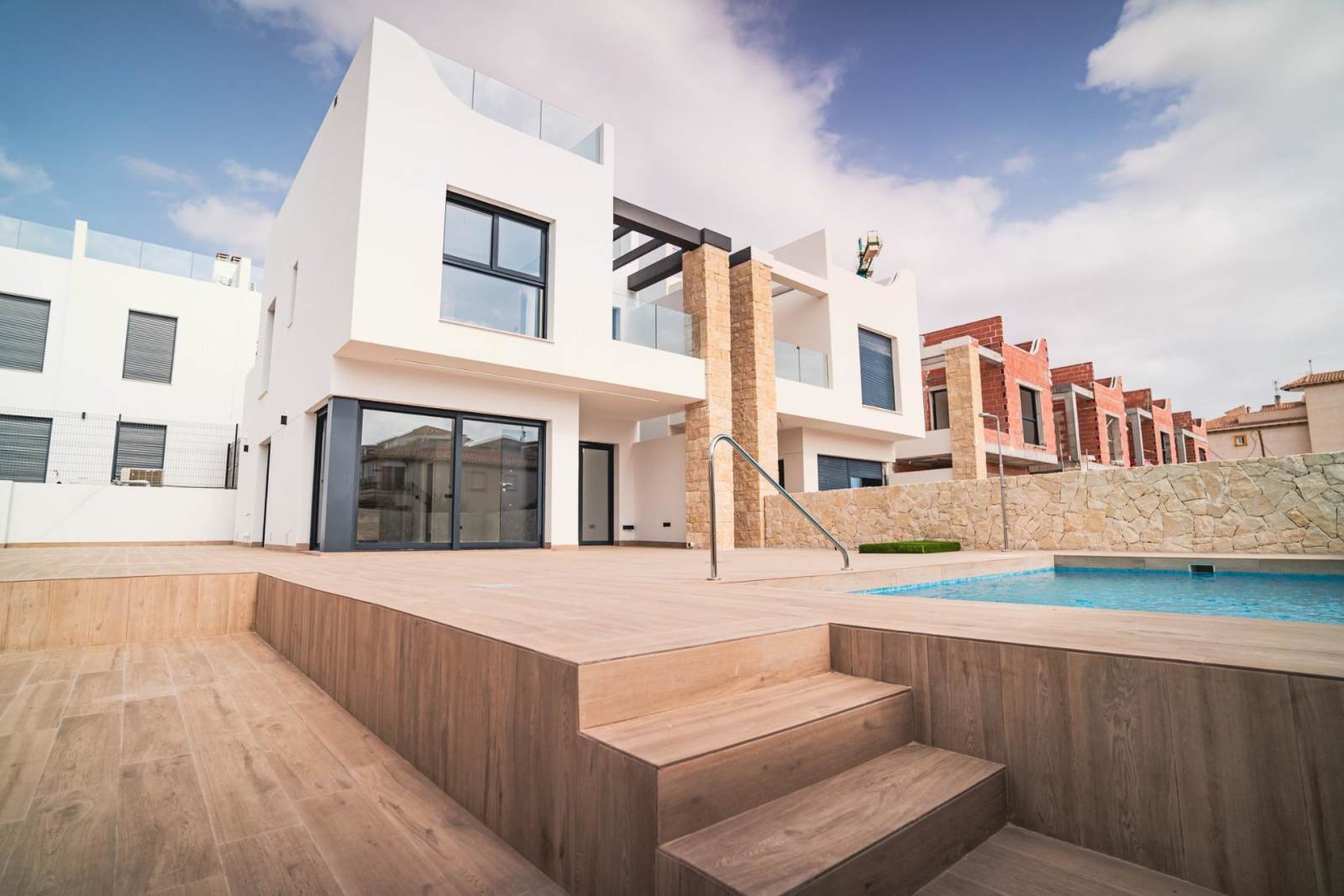 Nybygd villa med takterrasse – Privat basseng og 700 m til strand, bilde 1