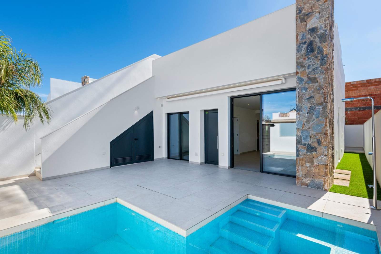 Nybygd villa med takterrasse og privat basseng, bilde 1