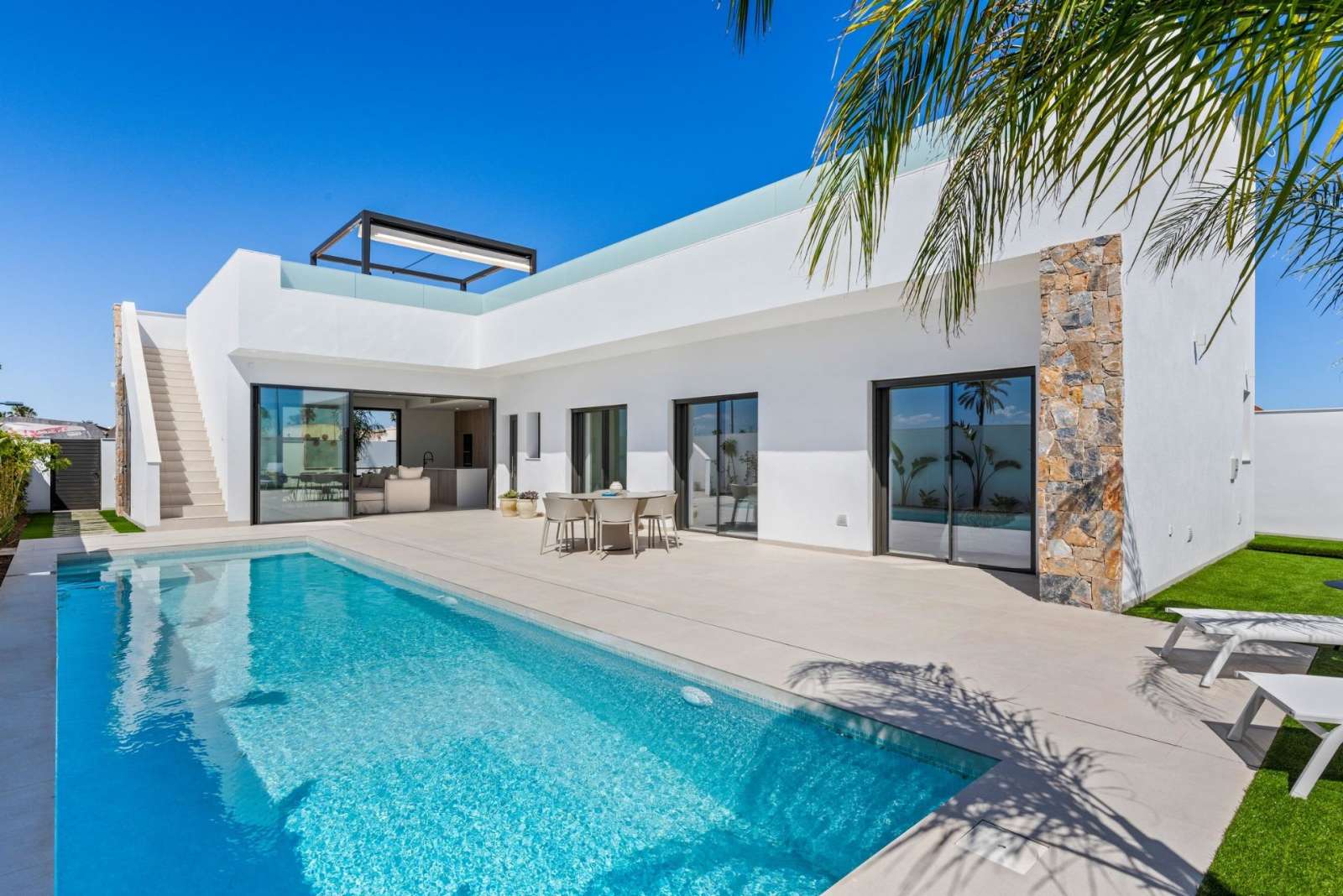 Kjempeflott villa med takterrasse og privat basseng, bilde 1