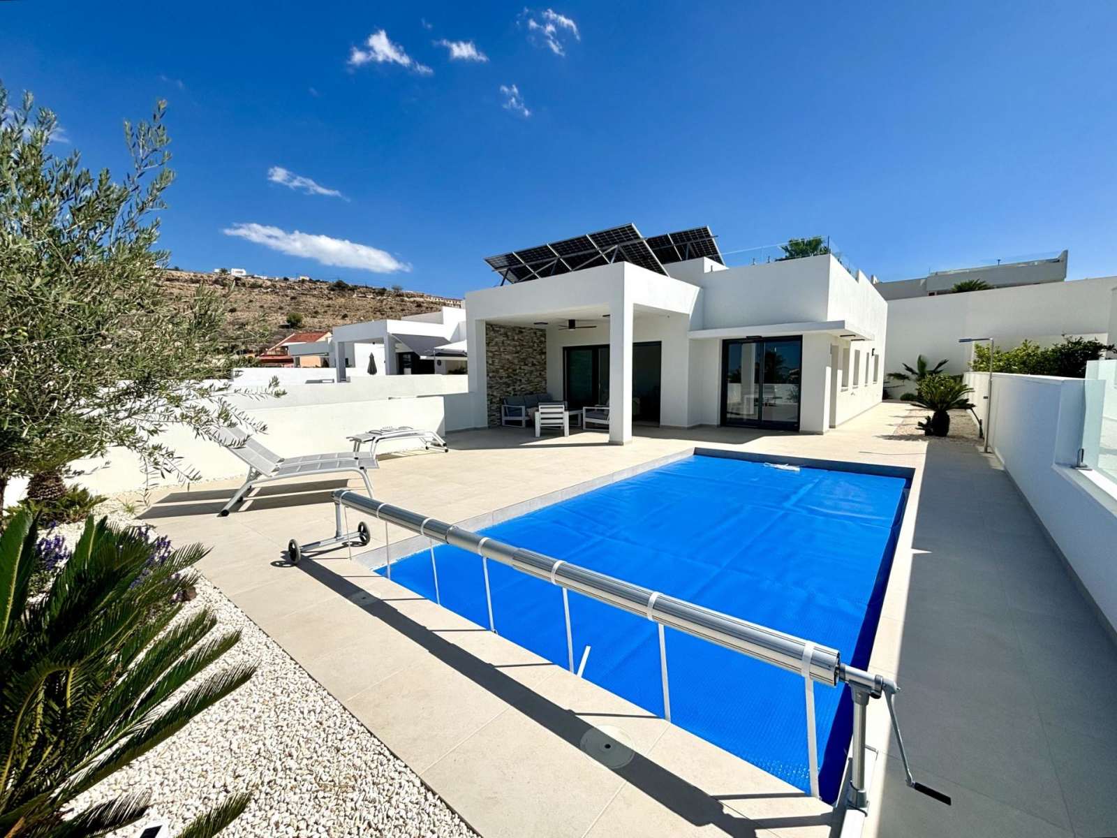 Nybygd villa med takterrasse og privat basseng, bilde 1