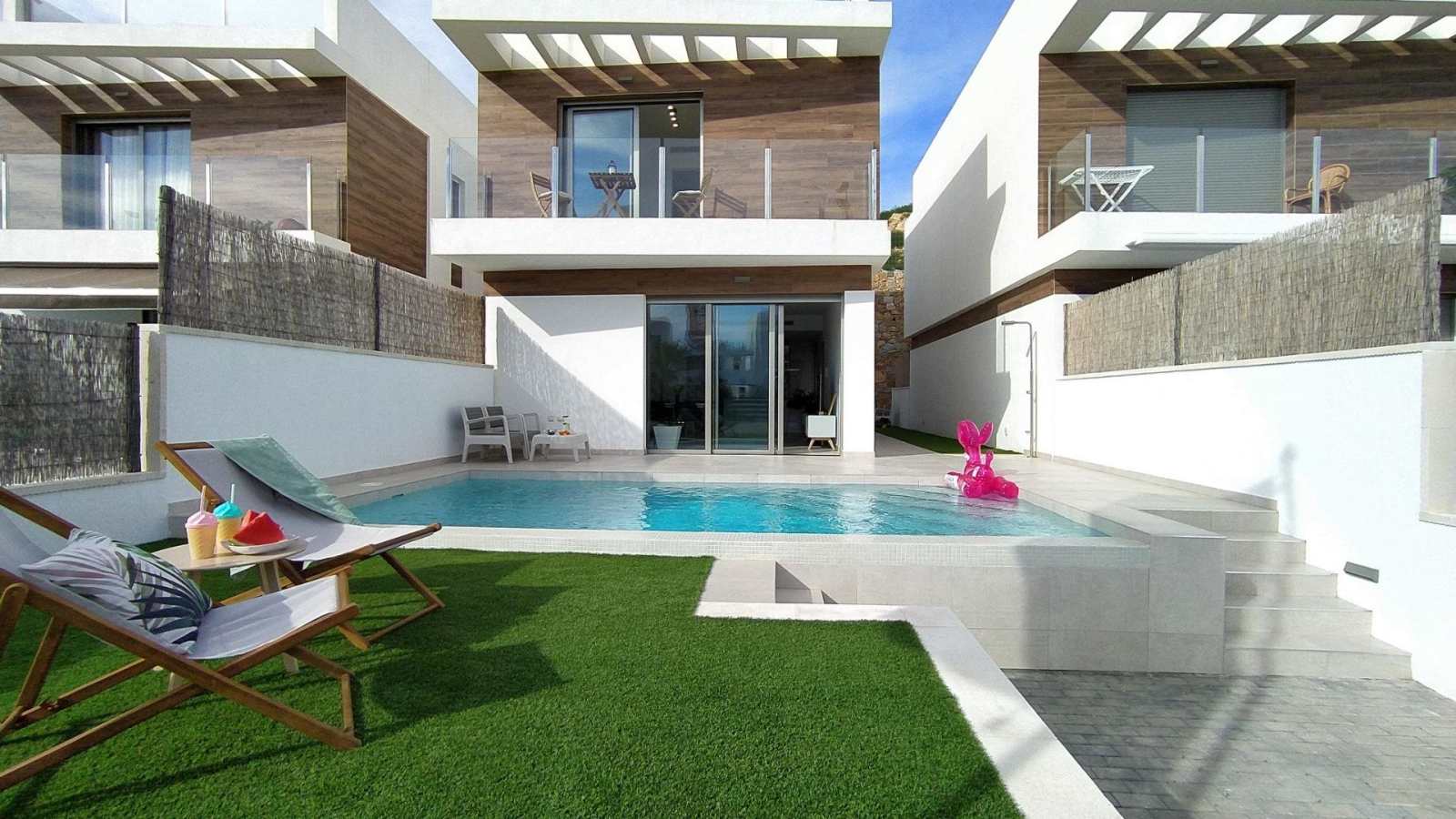 Nybygd villa med takterrasse og privat basseng, bilde 1
